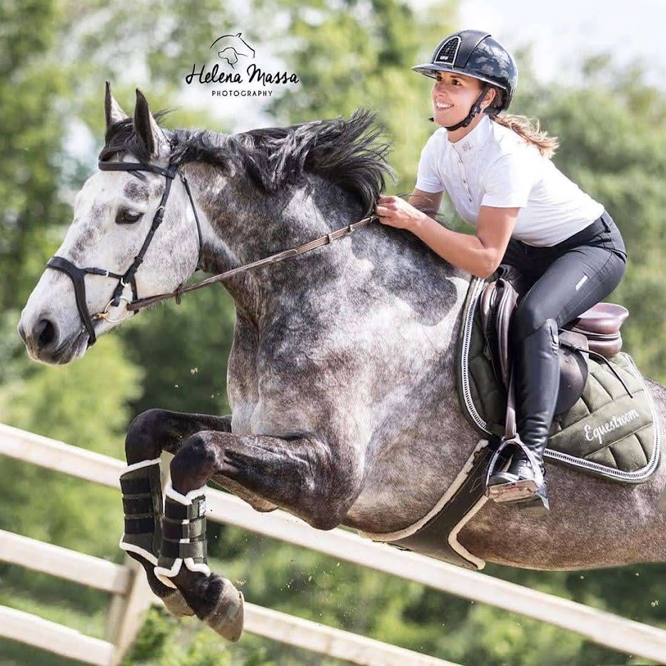 discover essential horseback vacation photography tips to capture stunning memories of your equestrian adventures. learn how to photograph horses and landscapes for beautiful, professional-looking shots.