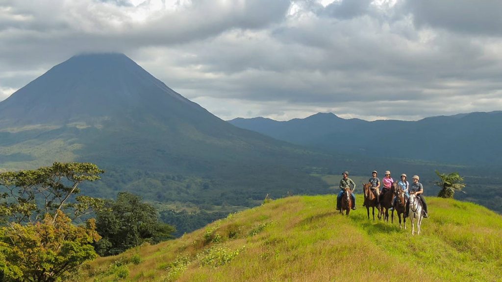 discover unforgettable horseback vacations for nature lovers. explore scenic trails, immerse yourself in breathtaking landscapes, and connect with horses on your next adventure.