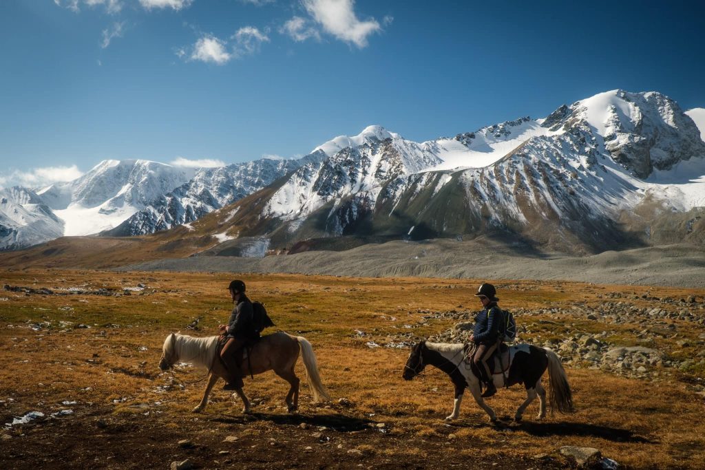 learn how to prepare for a multi-day horse trek with essential tips on gear, fitness, safety, and planning, ensuring a comfortable and enjoyable equestrian adventure.