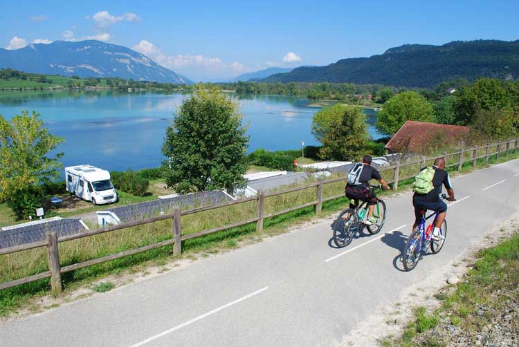 discover breathtaking scenic riding routes perfect for cyclists and motorcyclists alike. explore picturesque landscapes, winding roads, and unforgettable views on your next adventure.
